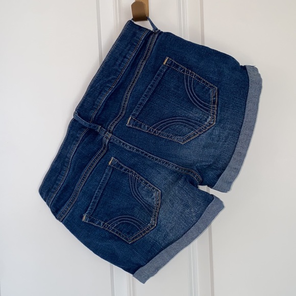 Hollister non-distressed dark wash medium rise shorts - Picture 2 of 3